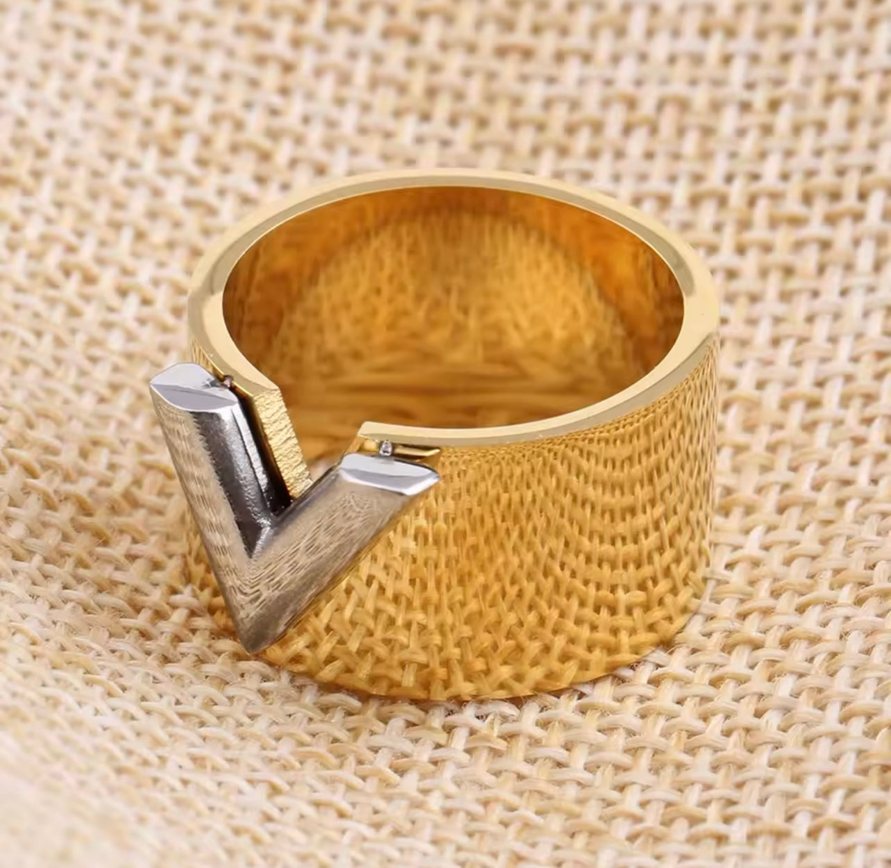 Louie store Ring